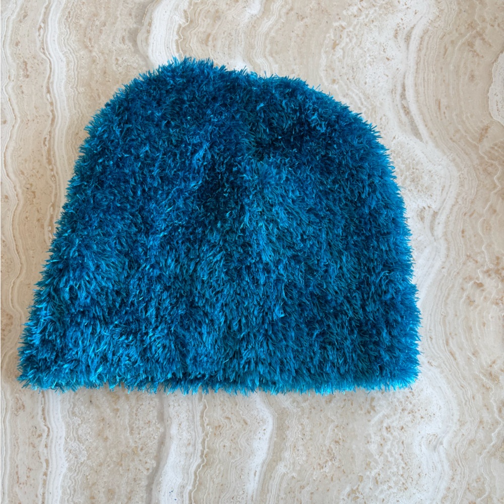 WOMANS TURQUOISE FLUFFY HAT